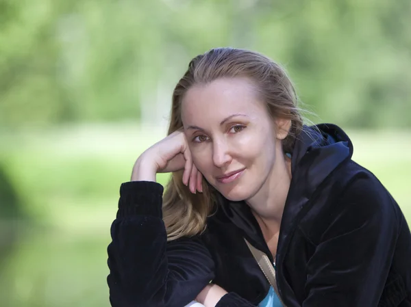 Retrato de verano de la joven mujer atractiva — Foto de Stock