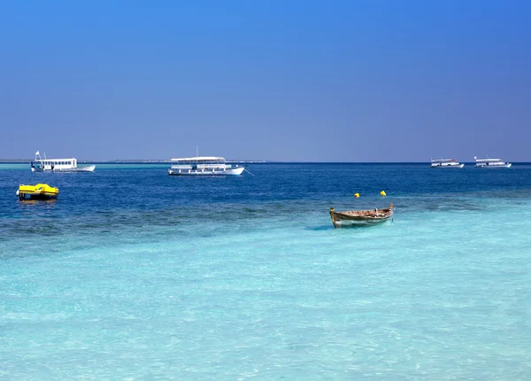 Geleneksel modern dhoni tekneler ve eski ahşap tekne denize, Maldivler — Stok fotoğraf