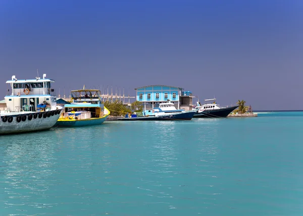 Barcos no ancoradouro na ilha tropical — Fotografia de Stock