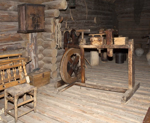 Ancient interior of the room of the weaver in a wooden log hut, Russia — Stock Photo, Image
