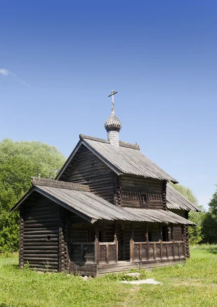 Ancient wooden church on a forest glade. Russia. — Stock Photo, Image