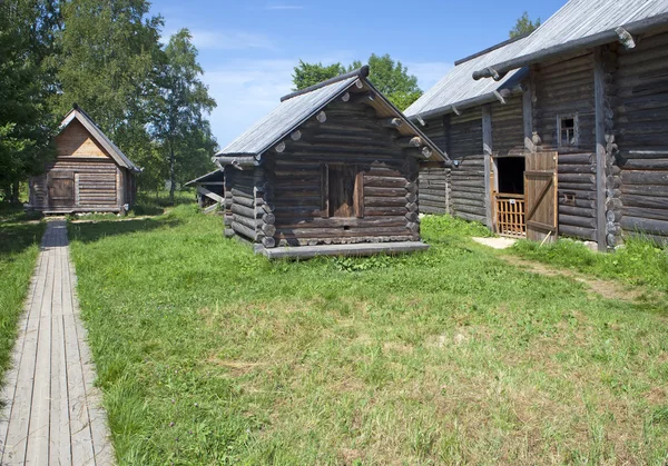 De hut van de oude log op een bos glade. Rusland — Stockfoto