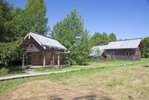 Antigua cabaña de troncos en un claro bosque. Rusia — Foto de Stock