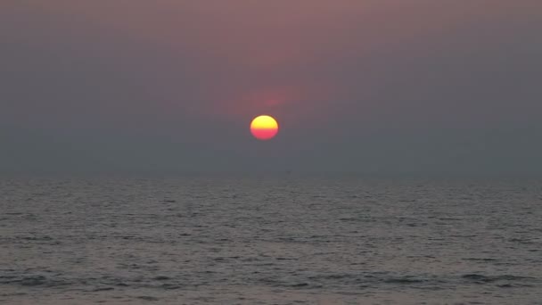 Morze, zachód słońca. Indie, Goa — Wideo stockowe