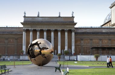 Vatikan-20 Eylül: Vatikan avluda. Heykel avluda Vatikan, Roma, İtalya, 20 Eylül 2010 tarihinde Dünya