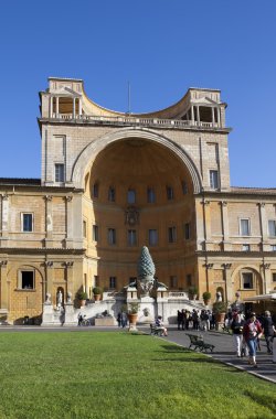 Vatikan - 20 Eylül: 20 Eylül 2010 tarihinde Vatikan mahkeme bahçesinde Vatikan, Roma, İtalya, Fontana della Pigna (çam koni Çeşmesi).