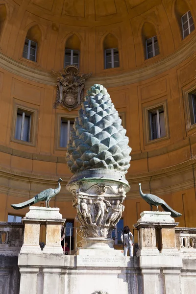 Itália. Roma. Vaticano. Fontana della Pigna (Fonte do Cone de Pinheiro) do século I A — Fotografia de Stock