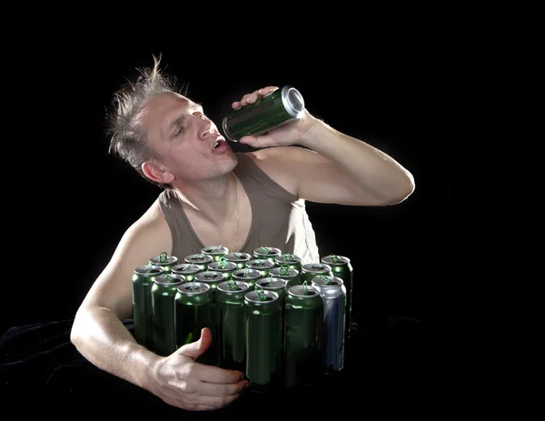 Resaca. Hombre enfermo y latas de cerveza — Foto de Stock