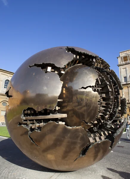 Cour au Vatican. Sculptez le globe dans la cour le 20 septembre 2010 au Vatican, Rome, Italie — Photo