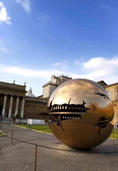 Двор в Ватикане. Скульптура земной шар во дворе 20 сентября 2010 года в Ватикане, Рим, Италия — стоковое фото