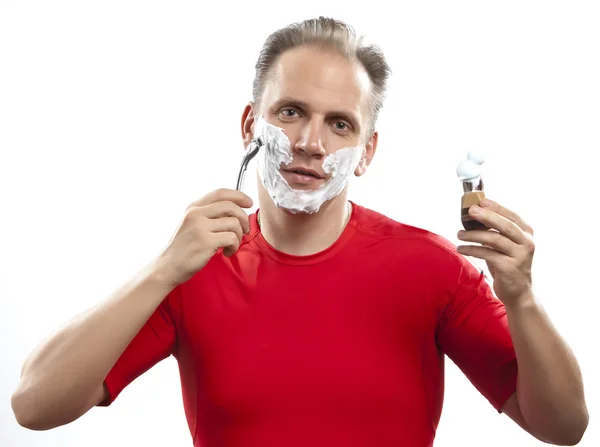 Чоловік має гоління з бритвою і маленькою щіткою — стокове фото