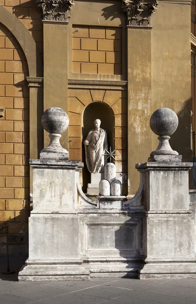 Uma estátua no pátio da corte do Vaticano — Fotografia de Stock