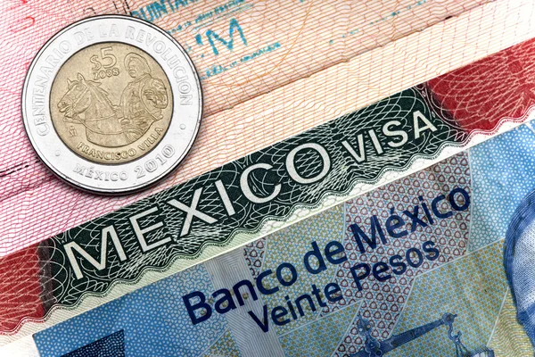 Het visum van Mexico in de Russische internationaal paspoort en Mexicaanse peso — Stockfoto