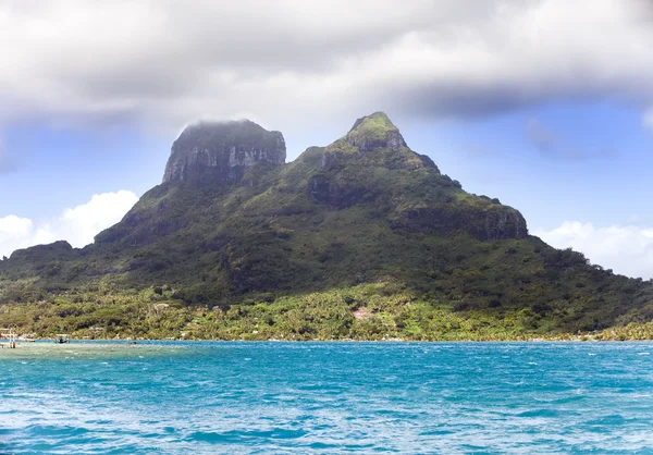 The blue sea and clouds over the mount Otemanu on Bora Bora island, Polynesia — Stock Photo, Image