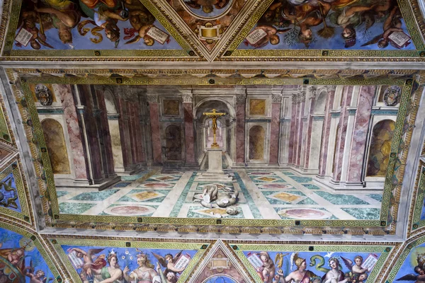 Vaticaan - 24 mei: Het plafond in één van de kamers van Rafaël op 24 mei 2011 in het Vaticaan Museum, Rome, Italië — Stockfoto