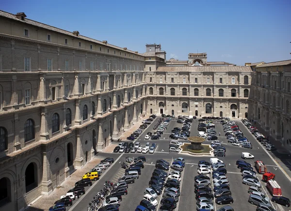 Vaticaan - 24 mei: auto's op een binnenplaats van het museum op 24 mei 2011 in Vaticaan, Rome, Italië. — Stockfoto