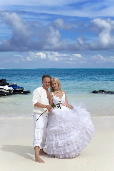 The groom and the bride on the tropical beach. — Stock Photo, Image