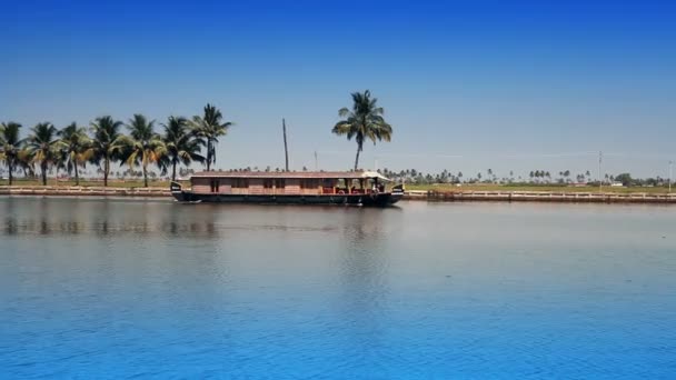India. Casa flotante en Kerala remansos — Vídeos de Stock
