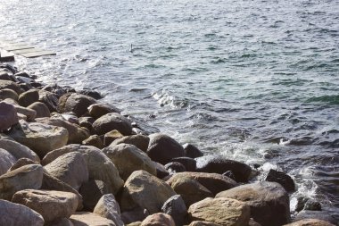 Deniz kıyısında taş