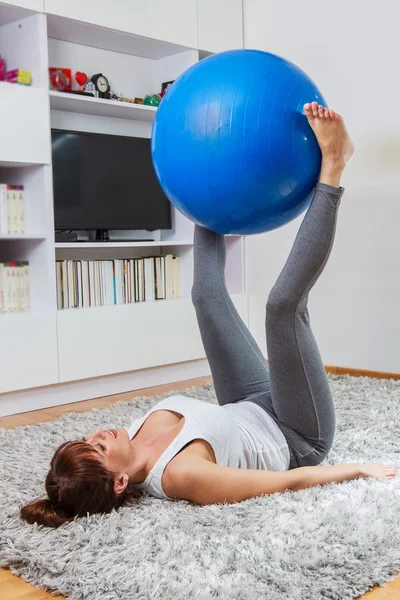 Fitness mulher exercitando — Fotografia de Stock