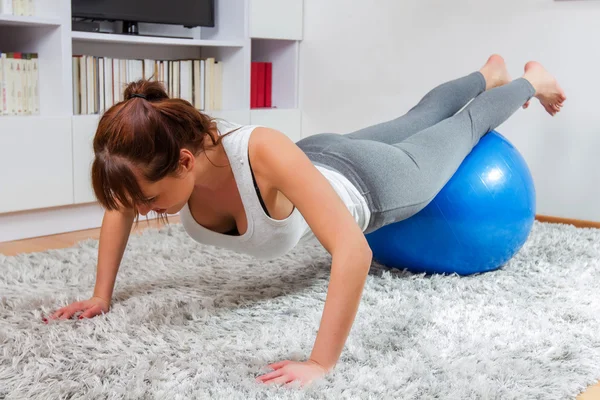 Fitness vrouw uitoefening — Stockfoto