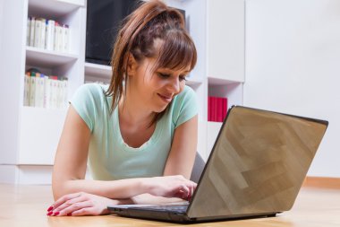 Dizüstü bilgisayar kullanan Internet genç kadın tarama