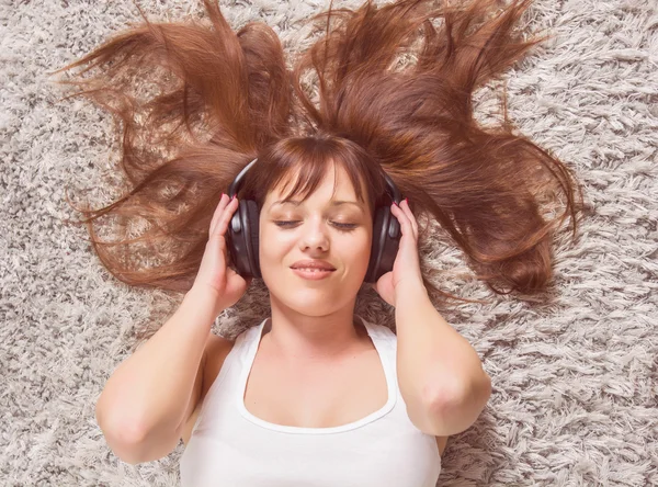 Genç kadın kulaklık müzik keyfi — Stok fotoğraf