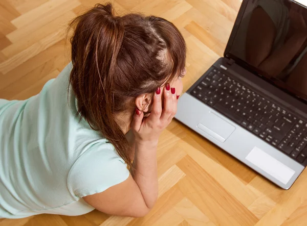 Navegação Internet Jovem Mulher Usando Laptop — Fotografia de Stock