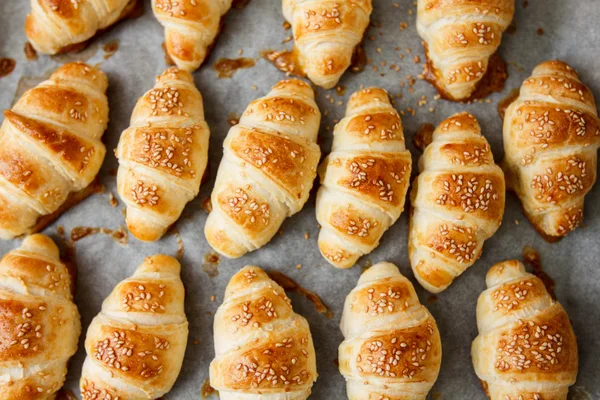 Croissant horneado fresco hecho en casa —  Fotos de Stock