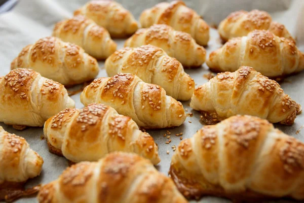 Frisch gebackenes Croissant hausgemacht — Stockfoto