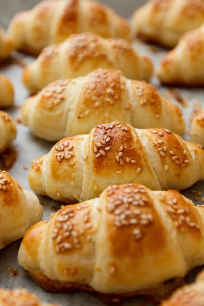 Fresco cozido Croissant caseiro — Fotografia de Stock