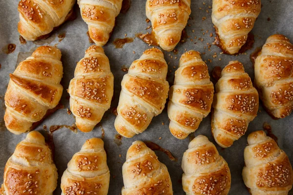 Frisch gebackenes Croissant hausgemacht — Stockfoto