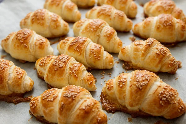 Frisch gebackenes Croissant hausgemacht — Stockfoto