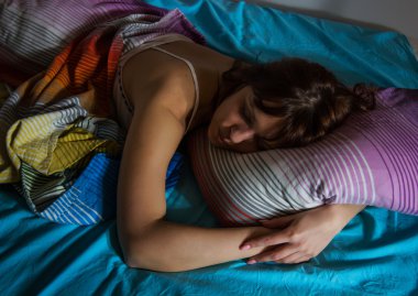 Rahat ve huzurlu uyuyan kadın