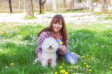 Mutlu kadın köpeğini ile doğanın keyfini