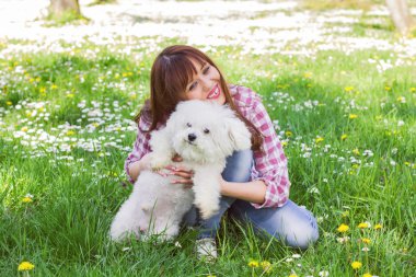 Mutlu kadın köpeğini ile doğanın keyfini