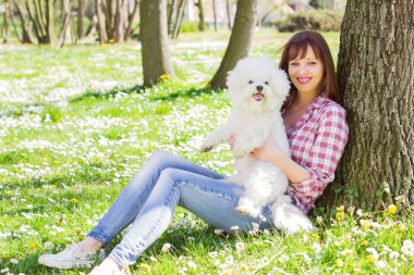 Mutlu kadın köpeğini ile doğanın keyfini