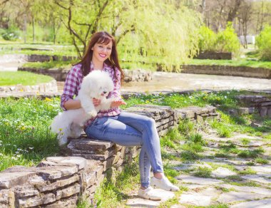 Mutlu kadın köpeğini ile doğanın keyfini