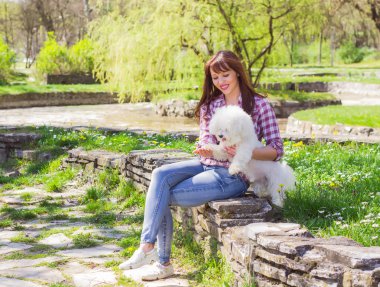 Mutlu kadın köpeğini ile doğanın keyfini