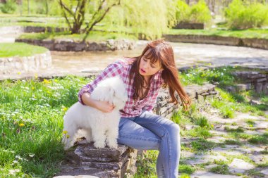 Mutlu kadın köpeğini ile doğanın keyfini