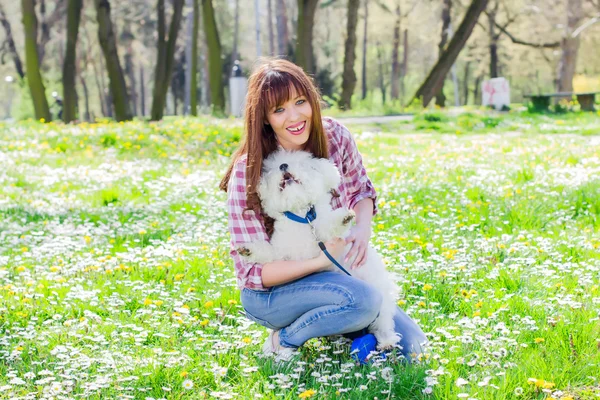 Boldog nő élvezi természet kutyájával — Stock Fotó