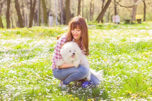 Glückliche Frau genießt die Natur mit ihrem Hund — Stockfoto