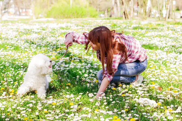Felice donna godendo la natura con il suo cane — Foto Stock
