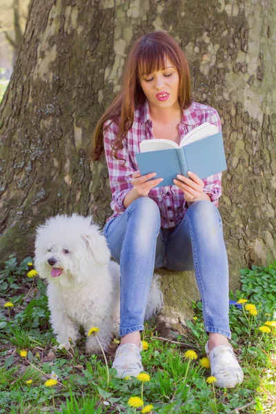 Mulher bonita Relaxante ao ar livre leitura Livro — Fotografia de Stock