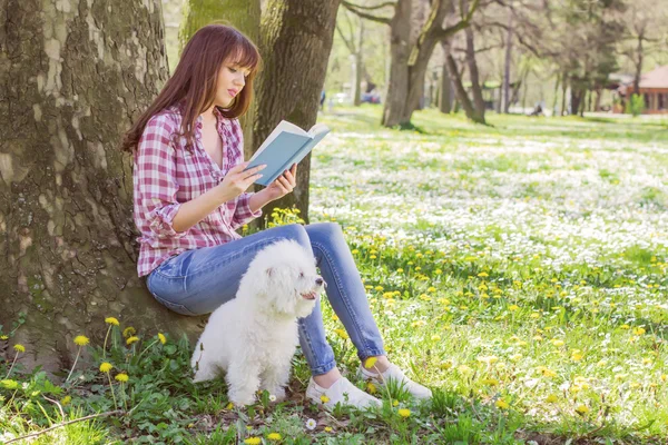 Schöne Frau entspannen Outdoor-Lektüre Buch — Stockfoto