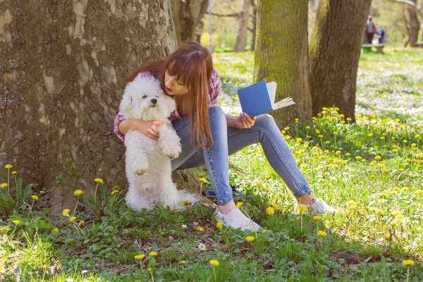 Bella donna rilassante libro di lettura all'aperto — Foto Stock