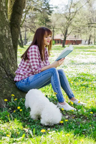 Krásná žena, relaxační venkovní čtení knih — Stock fotografie