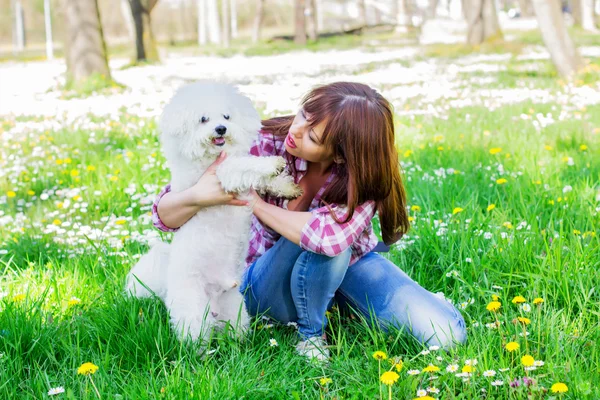 Felice donna godendo la natura con il suo cane — Foto Stock