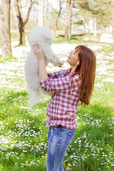 Felice donna godendo la natura con il suo cane — Foto Stock