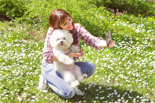 Mujer feliz disfrutando de la naturaleza con su perro — Foto de Stock